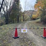 面ノ木ピット駐車場からの林道、ハチ通行止めのお知らせ